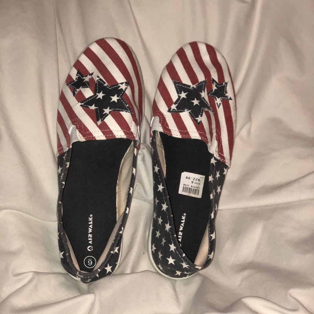 Kids size 6. Can fit women’s 8.
